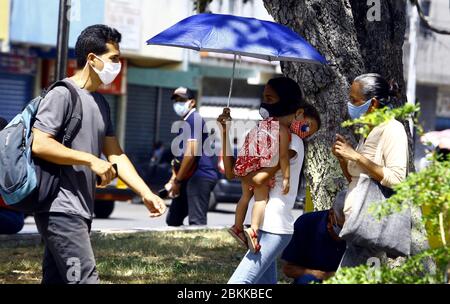 Guacara, Carabobo, Venezuela. 4 maggio 2020. 04 maggio 2020. La vita quotidiana ritorna alla normalità nelle strade del Venezuela, la maggior parte delle aziende hanno chiuso le loro porte e al momento della pandemia Coronavirus cittadini sono stati costretti.a praticare l'economia informale di avere reddito monetario e altri per fare acquisti di routine. Le foto sono state scattate nella città di Guacara, nello stato di Carabobo. Foto: Juan Carlos Hernandez Credit: Juan Carlos Hernandez/ZUMA Wire/Alamy Live News Foto Stock