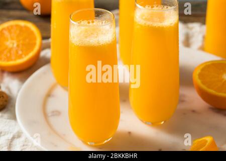 Champagne Mimosa con succo d'arancia pronto a bere Foto Stock