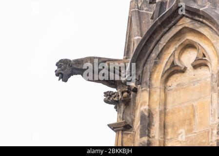 Praga, Repubblica Ceca - Agosto 17,2019: Vista ravvicinata della gargoyle nella chiesa Cattedrale di Vito Sacro. Il gargoyle è un beccuccio altamente decorativo, al Foto Stock