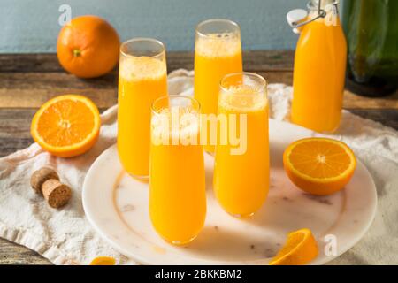 Champagne Mimosa con succo d'arancia pronto a bere Foto Stock