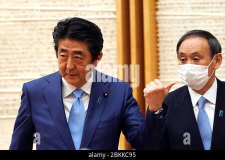 Tokyo, Giappone. 4 maggio 2020. Il primo ministro giapponese Shinzo Abe si è fatto gesto dopo aver risposto alle domande dei giornalisti in una conferenza stampa in cui ha annunciato un'estensione dello stato di emergenza della nazione presso l'Ufficio del primo ministro lunedì 4 maggio 2020 a Tokyo. Credito: POOL/ZUMA Wire/Alamy Live News Foto Stock