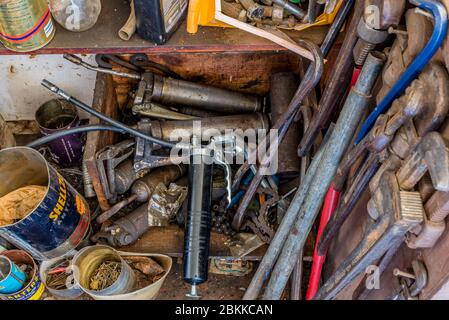 Swift Current, SK/Canada - 1 maggio 2020: Una collezione di pistole ingrassatrici vintage, chiavi per tubi e vari accessori Foto Stock