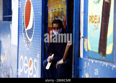 Guacara, Carabobo, Venezuela. 4 maggio 2020. 04 maggio 2020. La vita quotidiana ritorna alla normalità nelle strade del Venezuela, la maggior parte delle aziende hanno chiuso le loro porte e al momento della pandemia Coronavirus cittadini sono stati costretti.a praticare l'economia informale di avere reddito monetario e altri per fare acquisti di routine. Le foto sono state scattate nella città di Guacara, nello stato di Carabobo. Foto: Juan Carlos Hernandez Credit: Juan Carlos Hernandez/ZUMA Wire/Alamy Live News Foto Stock