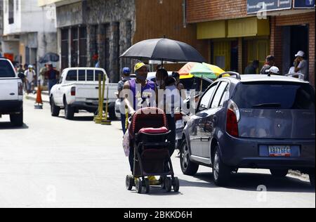 Guacara, Carabobo, Venezuela. 4 maggio 2020. 04 maggio 2020. La vita quotidiana ritorna alla normalità nelle strade del Venezuela, la maggior parte delle aziende hanno chiuso le loro porte e al momento della pandemia Coronavirus cittadini sono stati costretti.a praticare l'economia informale di avere reddito monetario e altri per fare acquisti di routine. Le foto sono state scattate nella città di Guacara, nello stato di Carabobo. Foto: Juan Carlos Hernandez Credit: Juan Carlos Hernandez/ZUMA Wire/Alamy Live News Foto Stock