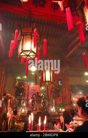 Luci sospese Lanterne interni Tempio buddista Mist Smoke Incense luci rosse Hong Kong Foto Stock