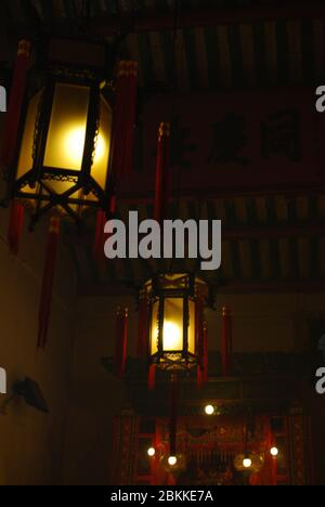 Luci sospese Lanterne interni Tempio buddista Mist Smoke Incense luci rosse Hong Kong Foto Stock