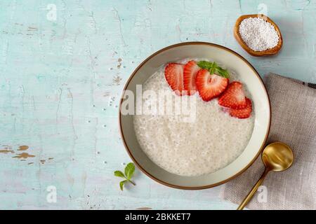 Primo piano del budino di tapioca con latte a base di piante Foto Stock