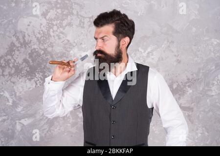 Rendere i capelli magici. Uomo elegante. Specializzato nella rasatura classica. Rasoio retrò uomo barbuto. Kit rasoio da barba per uomo. Hairstylist professionale e brutale in barbershop. Cura del barbiere maschile. Foto Stock