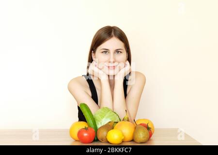 donna vegetariana sceglie cibo sano da verdure e frutta Foto Stock