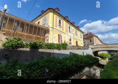 Eger, Ungheria - 04 26 2020: Eger Creek a Eger, Ungheria in un pomeriggio primaverile soleggiato. Foto Stock