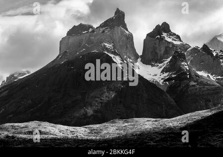 Paesaggio bianco e nero delle cime dei Cuernos del Paine con atmosfera d'epoca, Parco Nazionale Torres del Paine, Patagonia, Cile. Foto Stock