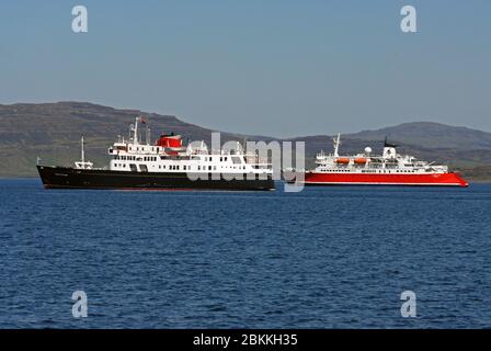 PRINCIPESSA EBRIDA e SPEDIZIONE a parte mentre all'ancora al largo DI STAFFA, con l'isola di MULL oltre, EBRIDI INTERNE, SCOZIA Foto Stock