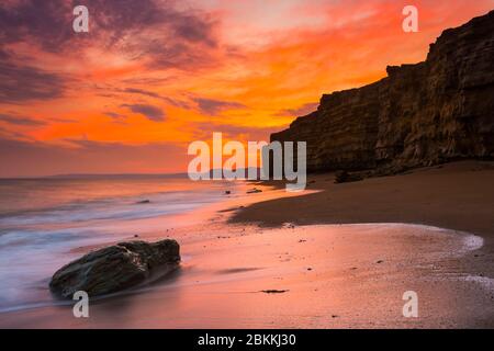 Burton Bradstock, Dorset, Regno Unito. 4 maggio 2020. Meteo Regno Unito. Le nuvole si illuminano di arancione al tramonto a Hive Beach a Burton Bradstock a Dorset, mentre la nuvola si sviluppa prima della pioggia prevista. Credito immagine: Graham Hunt/Alamy Live News Foto Stock