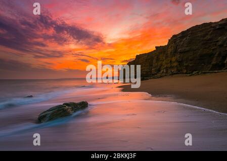 Burton Bradstock, Dorset, Regno Unito. 4 maggio 2020. Meteo Regno Unito. Le nuvole si illuminano di arancione al tramonto a Hive Beach a Burton Bradstock a Dorset, mentre la nuvola si sviluppa prima della pioggia prevista. Credito immagine: Graham Hunt/Alamy Live News Foto Stock