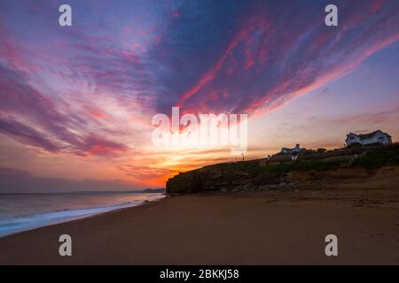 Burton Bradstock, Dorset, Regno Unito. 4 maggio 2020. Meteo Regno Unito. Le nuvole si illuminano di rosso al tramonto a Hive Beach a Burton Bradstock a Dorset, mentre la nuvola si sviluppa prima della pioggia prevista. Credito immagine: Graham Hunt/Alamy Live News Foto Stock