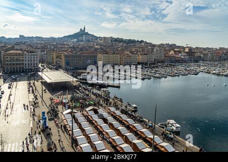 Marseille Vieux Port (Porto Vecchio), lungomare e porto turistico in una bella giornata di sole. Marsiglia, Francia, gennaio 2020 Foto Stock