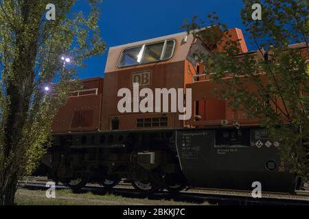 Tipo 261 locomotiva rossa a shunt nella zona di trasporto del porto di Amburgo foto a lunga esposizione Foto Stock