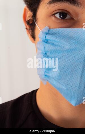 Primo piano maschera medica blu, attrezzatura suggerita per prevenire il contagio da coronavirus chiamato anche covid 19 Foto Stock