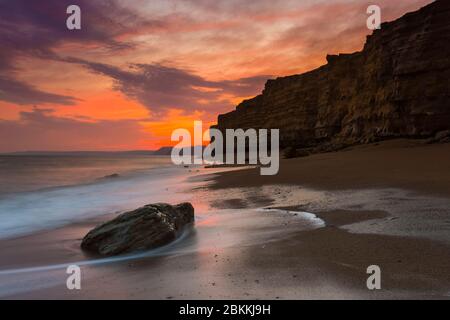 Burton Bradstock, Dorset, Regno Unito. 4 maggio 2020. Meteo Regno Unito. Le nuvole si illuminano di arancione al tramonto a Hive Beach a Burton Bradstock a Dorset, mentre la nuvola si sviluppa prima della pioggia prevista. Credito immagine: Graham Hunt/Alamy Live News Foto Stock