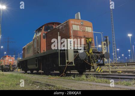 Tipo 294 locomotiva rossa a shunt nella zona di trasporto del porto di Amburgo foto a lunga esposizione Foto Stock