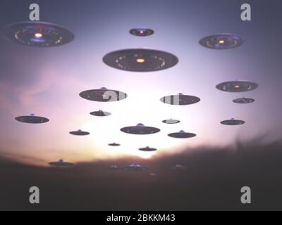 Invasione di astronavi alieni sotto il cielo al tramonto. Foto Stock