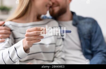 Coppia innamorata che scopre i risultati del test di gravidanza Foto Stock