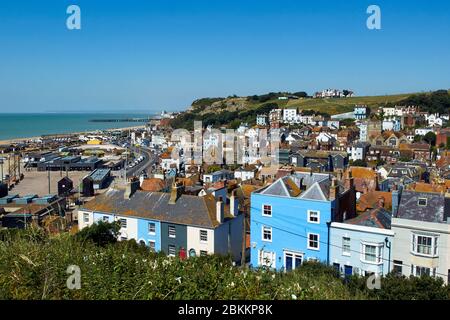 Vista sulla città vecchia di Hastings, in estate, sulla costa del Sussex orientale, nell'Inghilterra meridionale Foto Stock