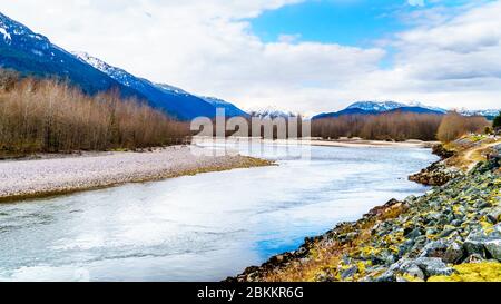 Il fiume Squamish nel Brackendale Eagles Provincial Park, un famoso punto di osservazione delle aquile nella Columbia Britannica, Canada Foto Stock