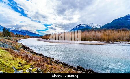 Il fiume Squamish nel Brackendale Eagles Provincial Park, un famoso punto di osservazione delle aquile nella Columbia Britannica, Canada Foto Stock