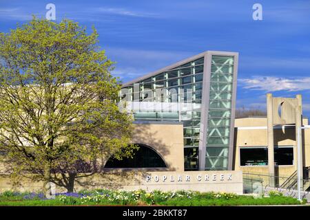 Streamwood, Illinois, Stati Uniti. Moderna biblioteca comunitaria in un sobborgo di Chicago negli Stati Uniti. Foto Stock