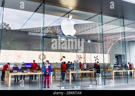 5 dicembre 2019 Palo Alto / CA / USA - Apple store Facade in Silicon Valley; i clienti che acquistano all'interno del negozio sono visibili attraverso le grandi finestre Foto Stock