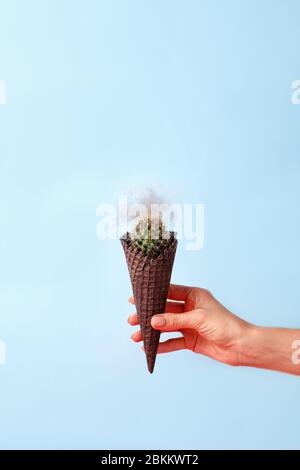 Collage d'arte contemporanea. Concept gelato Cactus con capelli su sfondo blu. Banner stagione estiva minimal, spazio copia, dieta depilate capelli rimuovere c Foto Stock