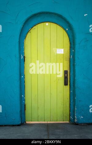 Questa porta a San Rafael, California, è di colore strano. Foto Stock
