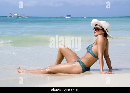 Junge Frau am Strand, Indonesien, Insel Bohol, Philippinen, 35, 40, Jahre, MR: Sì Foto Stock