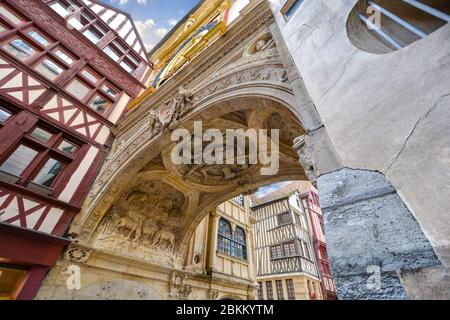 Sculture medievali e rilievi sulla parte inferiore del passaggio del Gros Horloge, l'orologio astronomico nella città di Rouen, Francia Foto Stock