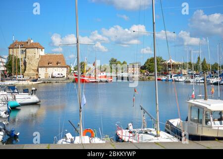 Barche, yacht e pescherecci costeggiano il vecchio porto o Vieux Bassin, nell'affascinante villaggio di Honfleur, Francia Foto Stock