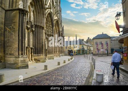 Un uomo cammina davanti al gotico Bayeux, la cattedrale nel villaggio di Bayeux in Normandia, Francia. Foto Stock
