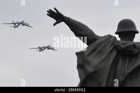 (200504) -- MOSCA, 4 maggio 2020 (Xinhua) -- i bombardieri strategici russi Tu-95MS volano durante una prova aerea della parata della Vittoria sopra Mosca, Russia, il 4 maggio 2020. Alla prova della parata aerea del giorno della Vittoria hanno partecipato complessivamente 75 aerei ed elicotteri, tra cui combattenti MIG-31K in grado di trasportare missili Kinzhal ipersonici, combattenti su-57 di quinta generazione, aerei di ricognizione A-50 a lungo raggio, aerei da trasporto il-76, Tu-95MS e Tu-160, nonché elicotteri mi-8 e mi-28N. (Sputnik via Xinhua) credito: Xinhua/Alamy Live News Foto Stock