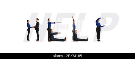 Gruppo di persone che formano parola di aiuto in studio Foto Stock