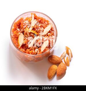 Carota halwa o Gajar ka halwa delizioso dessert indiano isolato su sfondo bianco, vista dall'alto con fuoco selettivo. Foto Stock