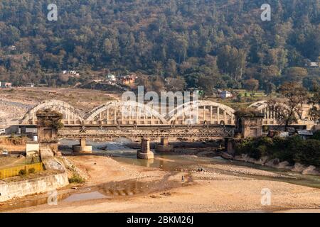 Ponte in cemento con pilastri in cemento sul fiume Foto Stock