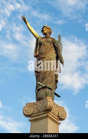 Peace Memorial commemorando i lavoratori morti durante la guerra mondiale e la guerra mondiale nello scultore dei Midland Railway Gardens Pietro Porcelli Midland Railway Workshop Perth WA. Foto Stock