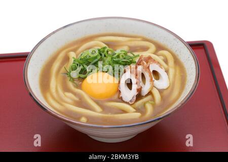 Pasta giapponese Kare udon in una ciotola di ceramica sul vassoio Foto Stock