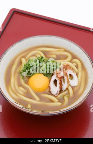 Pasta giapponese Kare udon in una ciotola di ceramica sul vassoio Foto Stock