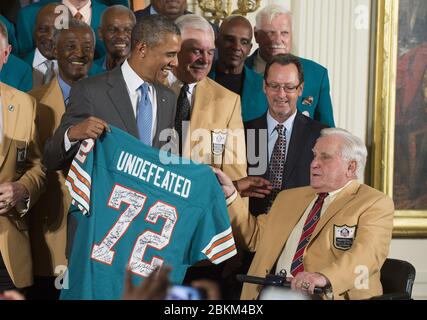 Washington, Stati Uniti. 04 maggio 2020. In questa foto del 2013 agosto 20, il presidente Barack Obama (L) riceve una maglia commemorativa dal allenatore della Hall of Fame Don Shula (R) mentre Obama onora il campione del Super Bowl VII Miami Dolphins e la loro stagione perfetta, durante una cerimonia nella stanza orientale alla Casa Bianca a Washington, DC. Shula, che ha vinto un NFL-record 347 giochi, è morto a Miami Lakes, Florida il 4 maggio 2020. Foto di Kevin Dietsch/UPI Credit: UPI/Alamy Live News Foto Stock