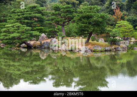 Ashihara-jima, la più grande isola nello stagno di Kyoko-chi rappresenta le isole giapponesi nel giardino del tempio di Kinkaku-ji. Kyoto. Giappone Foto Stock