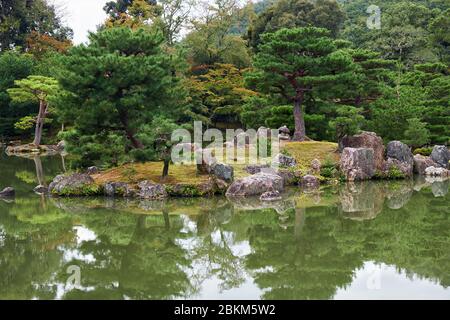 Ashihara-jima, la più grande isola nello stagno di Kyoko-chi rappresenta le isole giapponesi nel giardino del tempio di Kinkaku-ji. Kyoto. Giappone Foto Stock