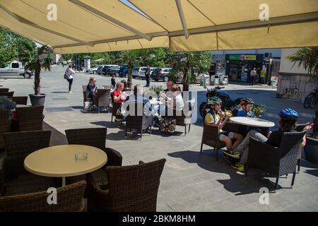 Lubiana, Slovenia. 04 maggio 2020. La gente può gustare bevande e gelati nella caffetteria con terrazza all'aperto del centro città, mentre la Slovenia facilita la chiusura. Bar all'aperto, ristoranti con saloni di bellezza e capelli, e negozi su piccola scala aperti in Slovenia con severe misure di sicurezza sette settimane dopo l'inizio del blocco a causa della pandemia di coronavirus. La Slovenia non ha segnalato nuovi casi COVID-19 in due giorni consecutivi. Credit: SOPA Images Limited/Alamy Live News Foto Stock