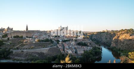 Paesaggio panoramico della città vecchia di Toledo e fiume Tajo a. mattina presto Foto Stock