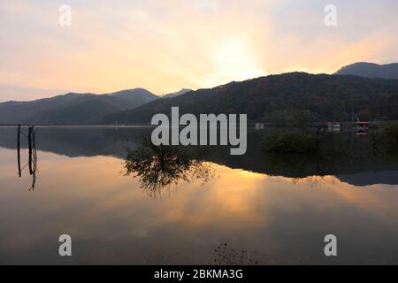 Riserva mattina bella alba riflessione cielo arancione. Mungwang, Chungbuk, Corea Foto Stock
